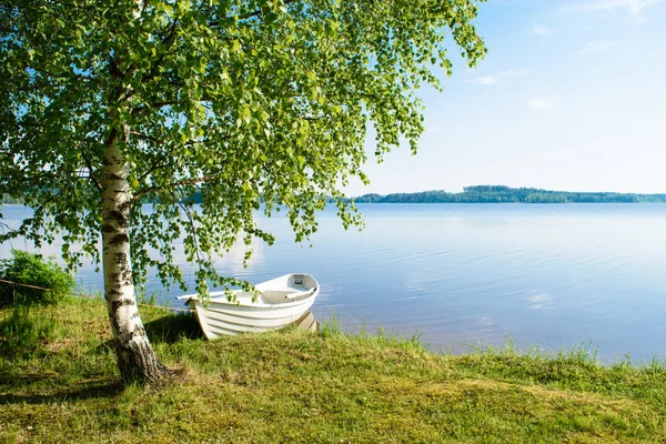Белая лодка на озере. — стоковое фото