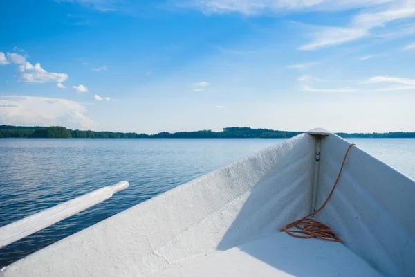 O arco do barco no lago . — Fotografia de Stock