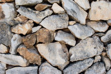 Büyük doğal taşlardan oluşan duvar.