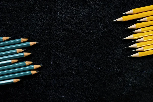 siyah kayrak arka plan üzerinde kalem çok