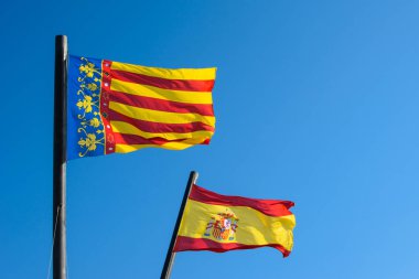 İspanya bayrağı ve Valencia şehri.