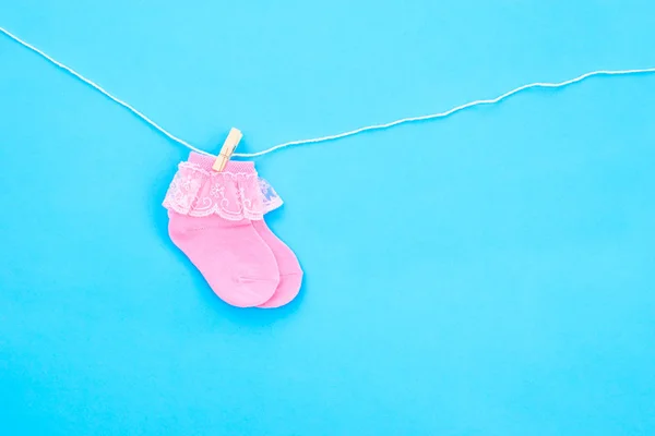 Baby strumpor på blå bakgrund. — Stockfoto