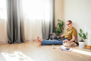 Genç adam evde çalışıyor..