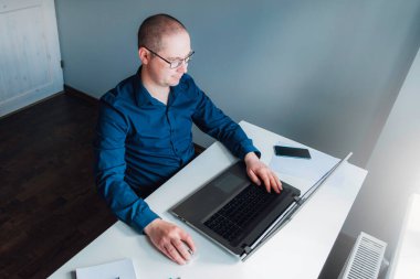 Evde çalışan adam..