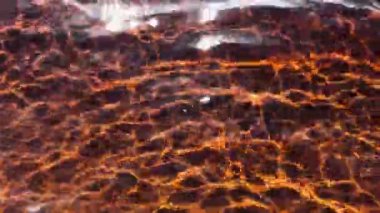  Kızıl gölün dalgaları.