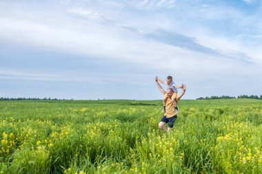 Baba oğul vakit geçiriyorlar..