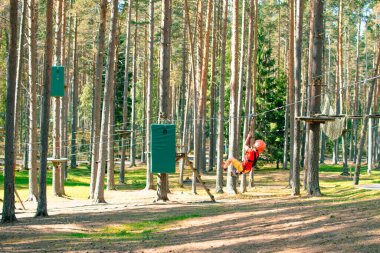 Küçük çocuk ip yoluna tırmanıyor..