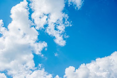 Parlak mavi gökyüzü.