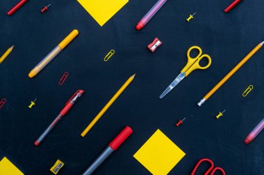 Kara tahta üzerine ofis ve okul malzemeleri. Okul konseptine dönelim..