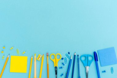 Ofis ve okul malzemeleri mavi arka planda. Uzayı kopyala Okul konseptine dönelim..
