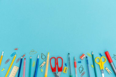 Ofis ve okul malzemeleri mavi arka planda. Uzayı kopyala Okul konseptine dönelim..