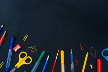 Kara tahta üzerine ofis ve okul malzemeleri. Uzayı kopyala Okul konseptine dönelim..