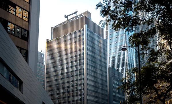 Hong Kong ticari binalar görünümünü tabandan — Stok fotoğraf