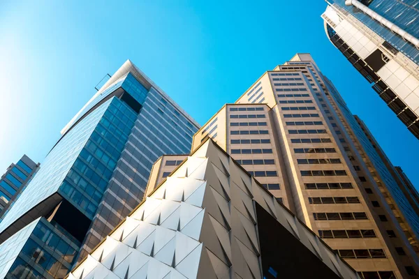 Modern ofis binası Hong Kong'da görünümünü tabandan