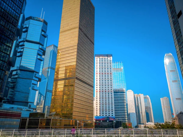현대 사무실 건물 홍콩에 볼을 아래 — 스톡 사진