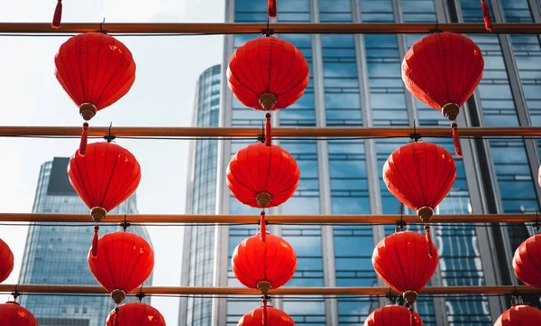 Modern byggnad på nära håll med kinesiska röda lyktor på — Stockfoto