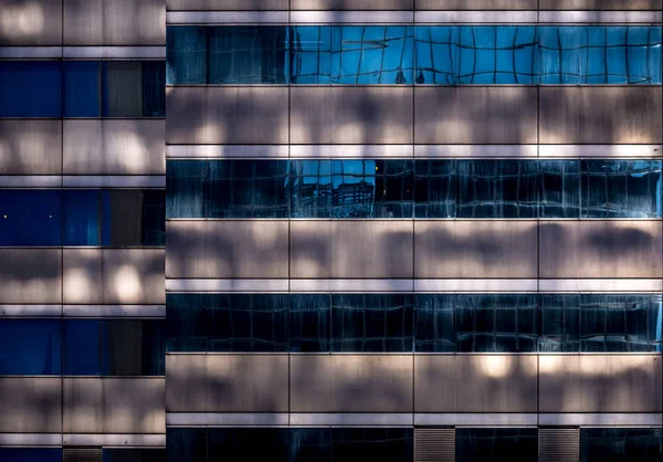 Edificio comercial de cerca —  Fotos de Stock