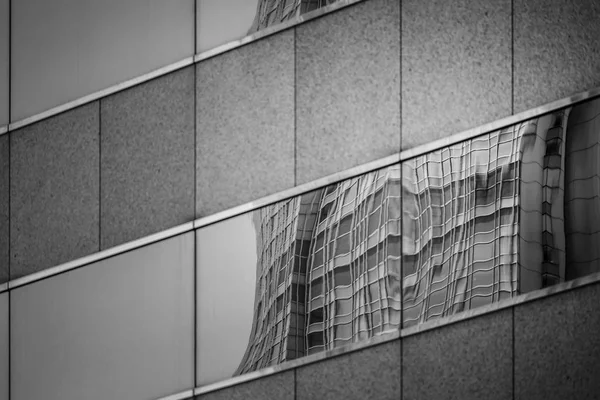 Edifício comercial Close Up em preto e branco — Fotografia de Stock