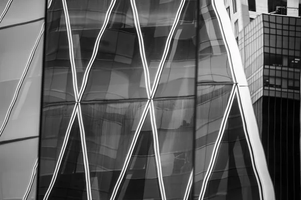 Edifício comercial Close Up em preto e branco — Fotografia de Stock