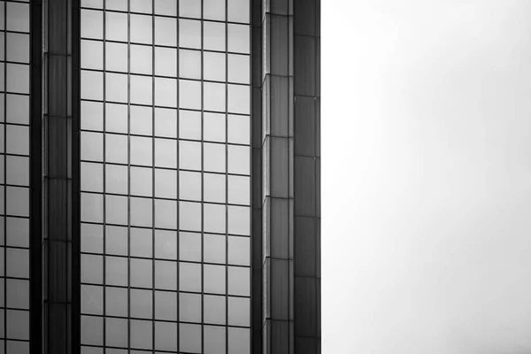 Commercial Building Close Up i svart och vitt — Stockfoto