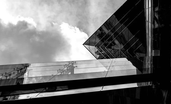 Immeuble commercial Fermer en noir et blanc — Photo