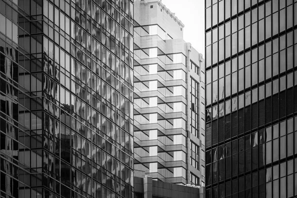 Commercial Building Close Up i svart och vitt — Stockfoto