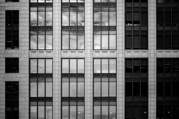 Edificio comercial de cerca en blanco y negro — Foto de Stock