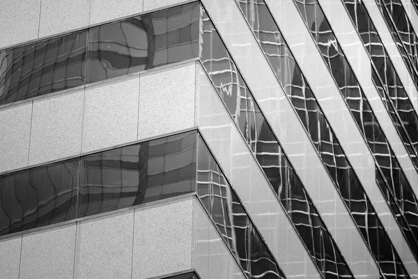 Edifício comercial Close Up em preto e branco — Fotografia de Stock