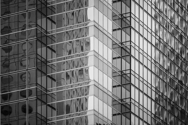 Komerční budova v Close Up v černé a bílé — Stock fotografie