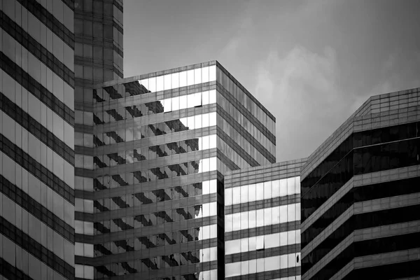 Edifício comercial Close Up em preto e branco — Fotografia de Stock