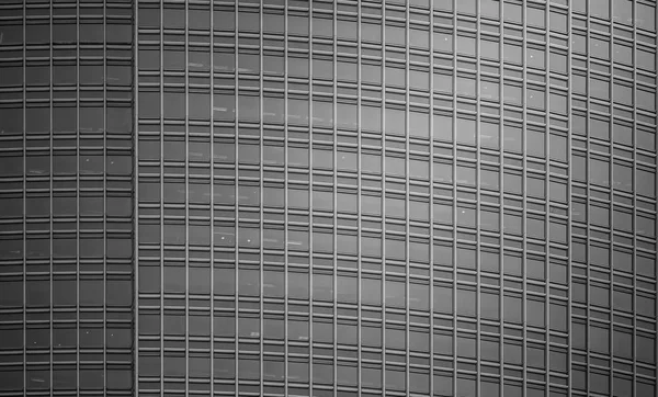 Edificio comercial de cerca en blanco y negro — Foto de Stock