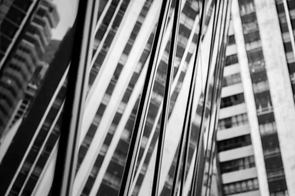 Edificio comercial de cerca en blanco y negro — Foto de Stock