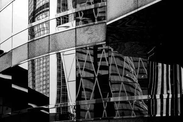 Edifício comercial Close Up em preto e branco — Fotografia de Stock