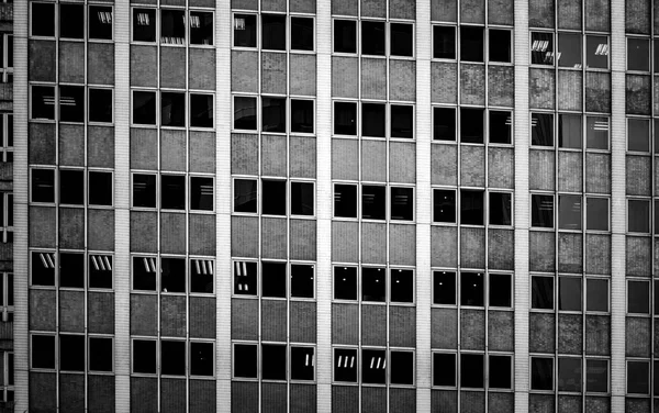 Edificio comercial de cerca en blanco y negro — Foto de Stock