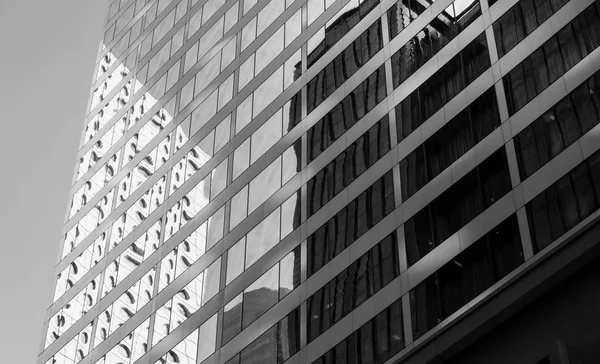 Edifício comercial Close Up em preto e branco — Fotografia de Stock