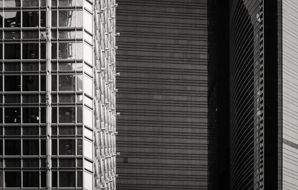 Edifício comercial Close Up em preto e branco — Fotografia de Stock