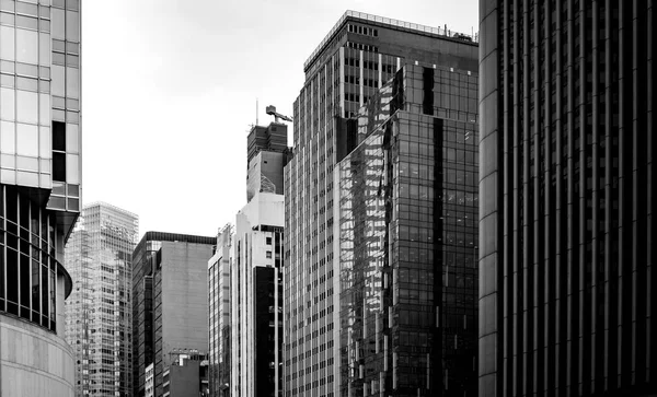 Edifício comercial Close Up em preto e branco — Fotografia de Stock