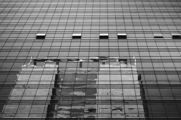 Edifício comercial Close Up em preto e branco — Fotografia de Stock