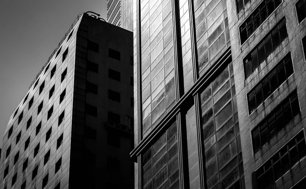 Kereskedelmi épület Close Up, fekete-fehér — Stock Fotó