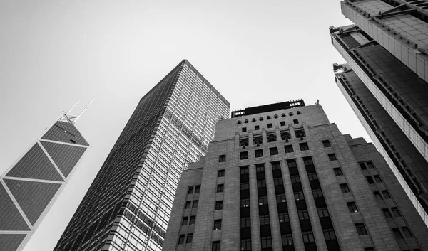 Edifício comercial Close Up em preto e branco — Fotografia de Stock