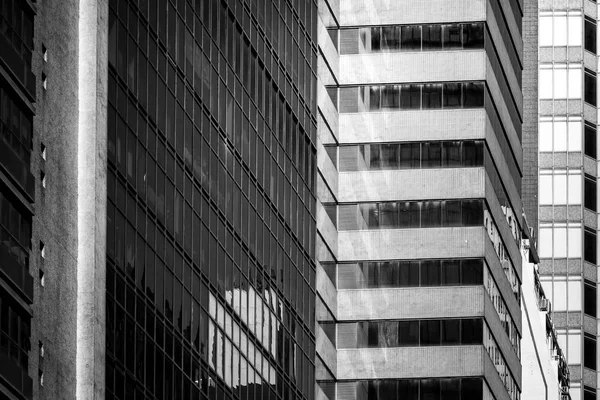 Edifício comercial Close Up em preto e branco — Fotografia de Stock