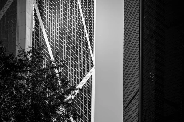 Edifício comercial Close Up em preto e branco — Fotografia de Stock