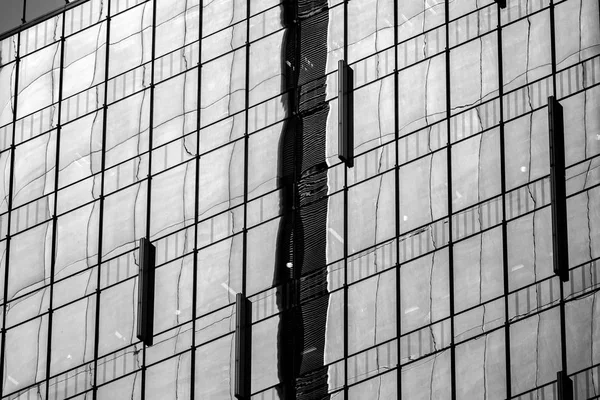 Edificio comercial de cerca en blanco y negro — Foto de Stock