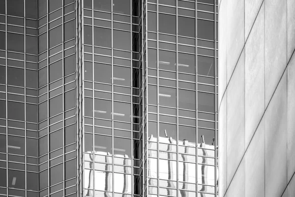 Edificio comercial de cerca en blanco y negro — Foto de Stock