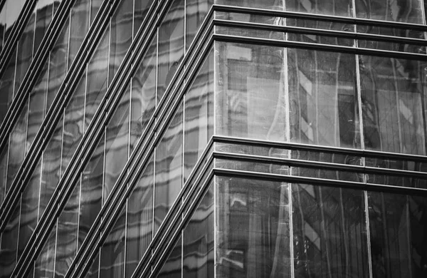 Edificio comercial de cerca en blanco y negro — Foto de Stock