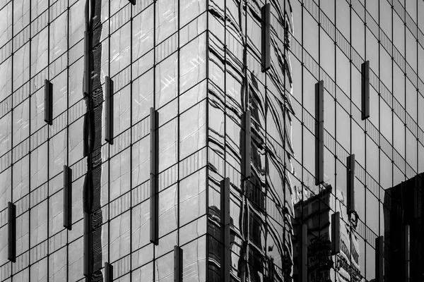 Edificio comercial de cerca en blanco y negro — Foto de Stock