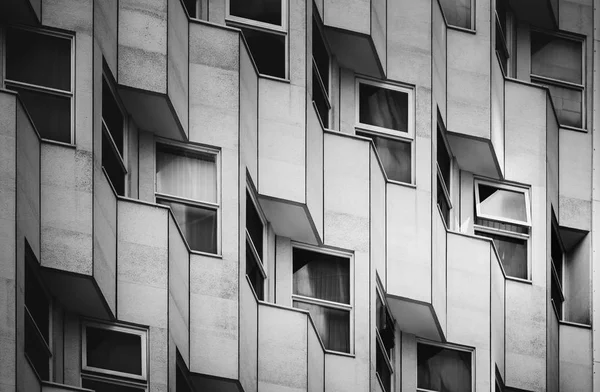 Commercial Building Close Up i svart och vitt — Stockfoto