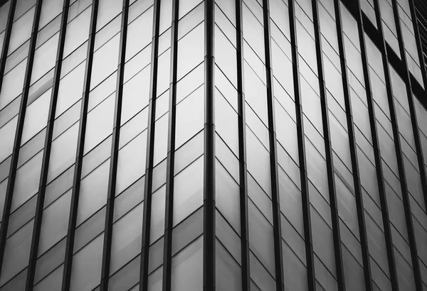 Edificio comercial de cerca en blanco y negro — Foto de Stock