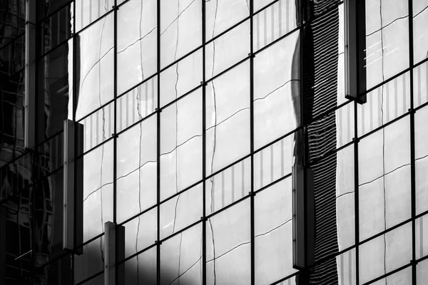 Edificio comercial de cerca en blanco y negro — Foto de Stock