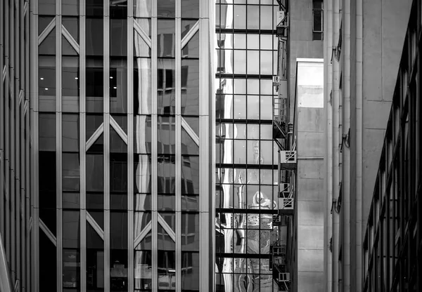 Edifício comercial Close Up em preto e branco — Fotografia de Stock